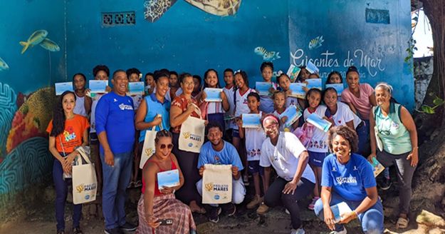 Participantes de ação de educação ambiental da PRO-MAR em comunidade costeira